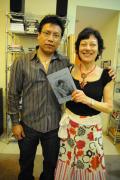 Ana Gonzalez junto al autor